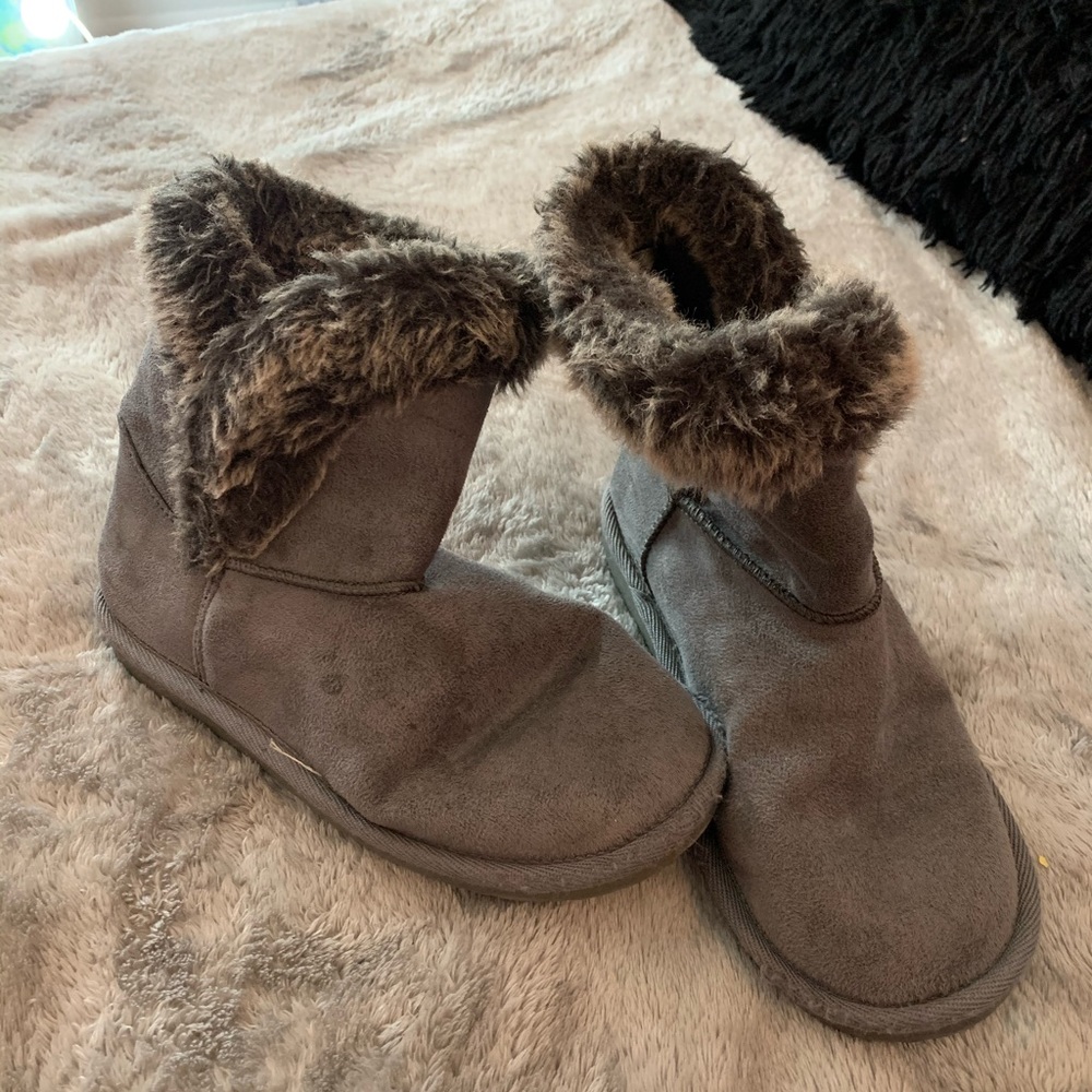 fauxe fur boots size 4